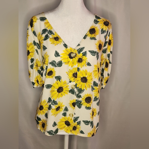 H&M Tops - Divided brand by H&M size XL sunflower button front crop top